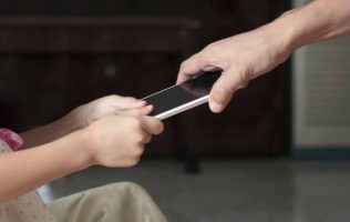 Restringen celulares para 2.4 millones de estudiantes en todo el Edomex
