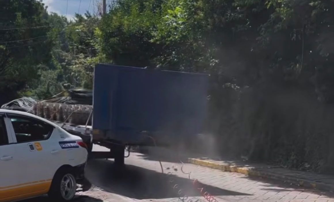 Se desprende caja de tráiler y causa daños en Valle de Bravo
