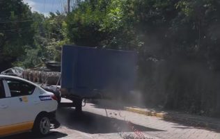 Se desprende caja de tráiler y causa daños en Valle de Bravo