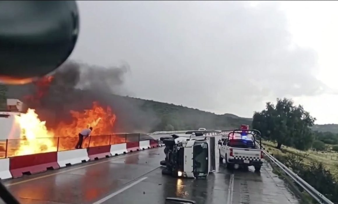 Se salvan 2 de morir quemados tras incendio de grúa en Arco Norte