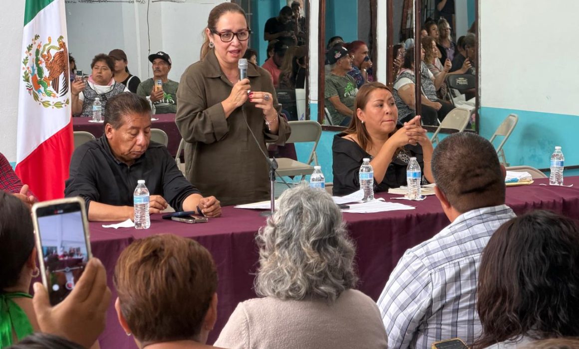 Se suman vecinos de Ecatepec a labores de limpieza y bacheo