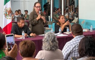 Se suman vecinos de Ecatepec a labores de limpieza y bacheo