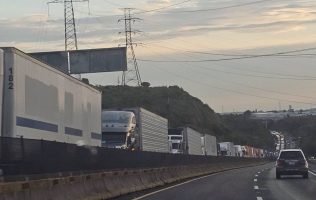 Sigue cerrada la Chamapa-Lechería tras volcadura e incendio de tráiler