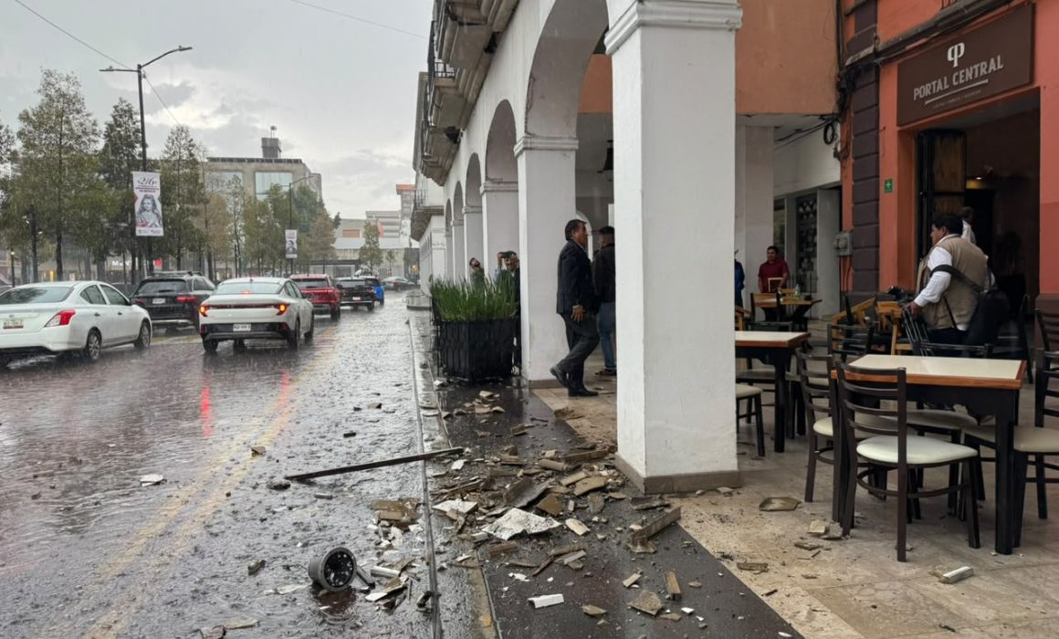 Sorprende granizada a asistentes tras informe de Delfina Gómez