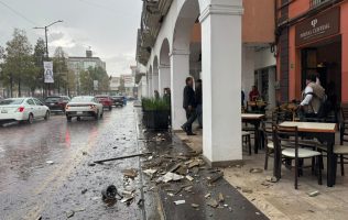 Sorprende granizada a asistentes tras informe de Delfina Gómez