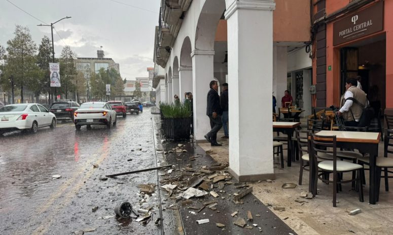 Sorprende granizada a asistentes tras informe de Delfina Gómez