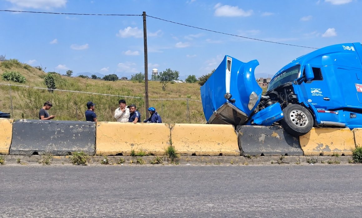 Sube tráiler a muro de contención y colapsa Vía Corta en Nicolás Romero