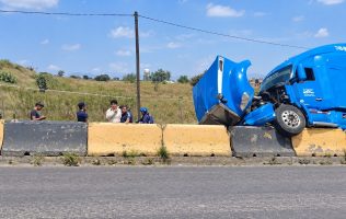 Sube tráiler a muro de contención y colapsa Vía Corta en Nicolás Romero