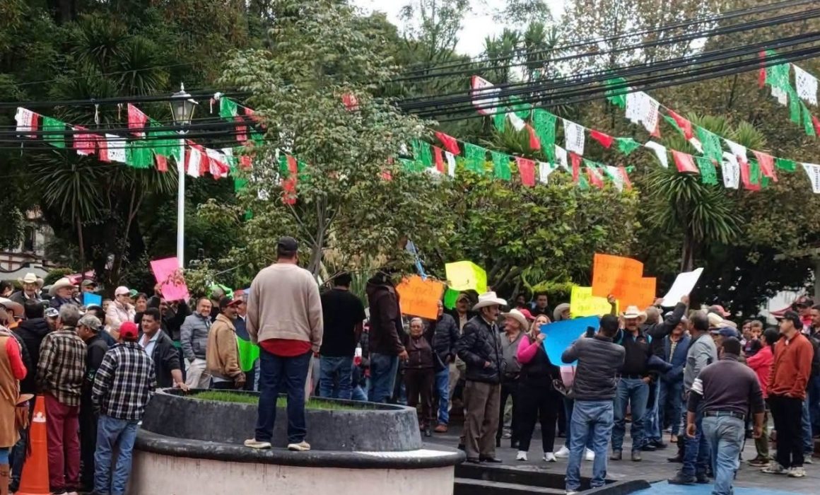 Toman manifestantes de Agostadero explanada del Ayuntamiento de Acambay