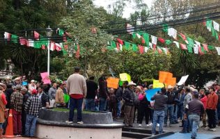 Toman manifestantes de Agostadero explanada del Ayuntamiento de Acambay
