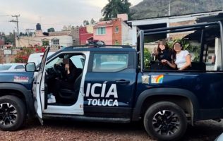 Usan patrulla de Toluca para tomar caguamas