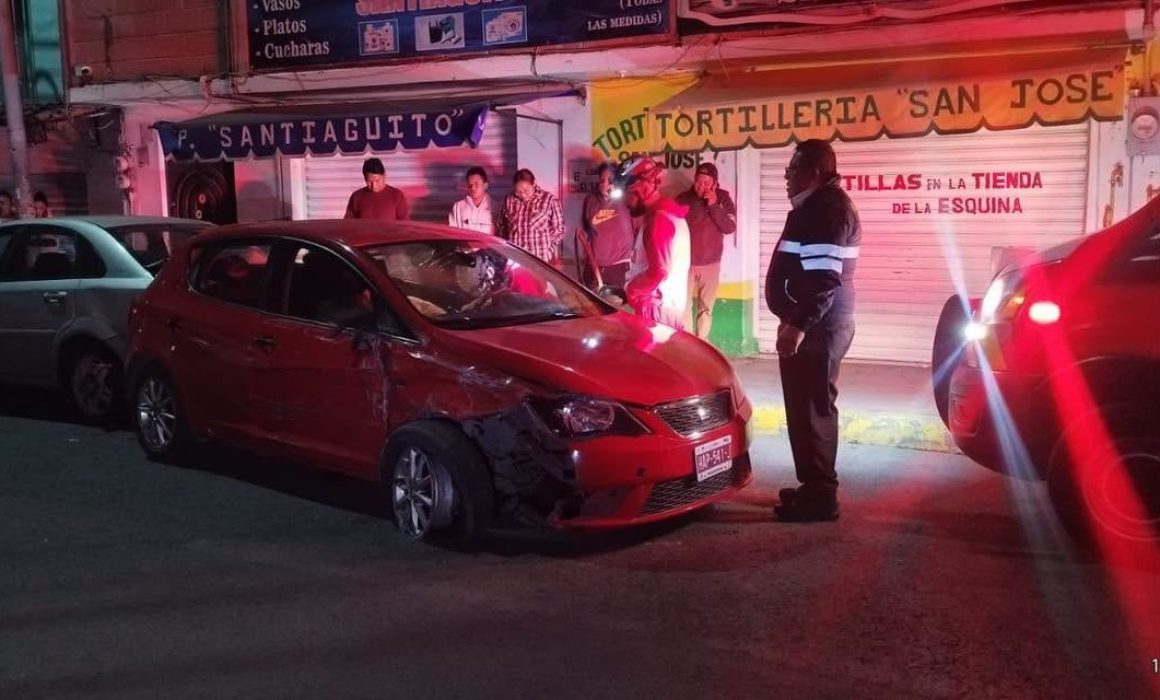 Vuela conductor por las calles y termina chocando 5 autos en Metepec