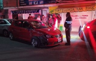 Vuela conductor por las calles y termina chocando 5 autos en Metepec