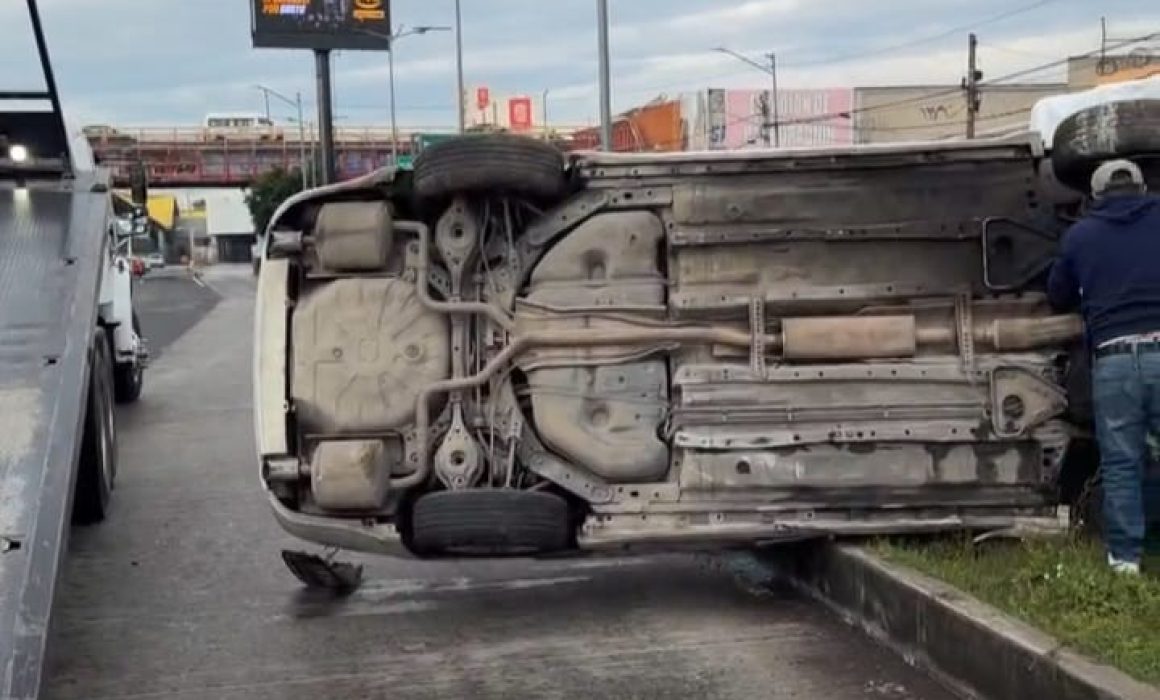 Vuelca automóvil frente al Metro Ciudad Azteca y provoca caos vial