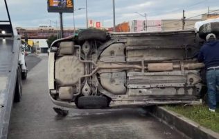 Vuelca automóvil frente al Metro Ciudad Azteca y provoca caos vial