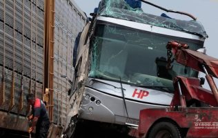 Vuelven familias a cruce donde el trenazo dejó 10 muertos en Atlacomulco