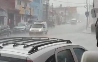 Vuelven lluvias a inundar calles y complicar tránsito en Chalco