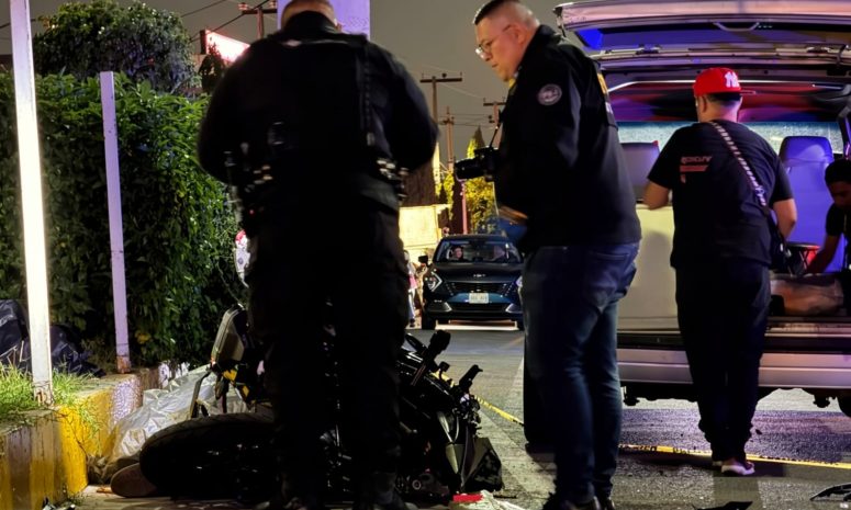 Muere motociclista al chocar contra tráiler en Nezahualcóyotl