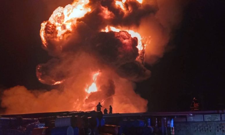 Desalojan a vecinos esta madrugada por incendio en bodega de químicos