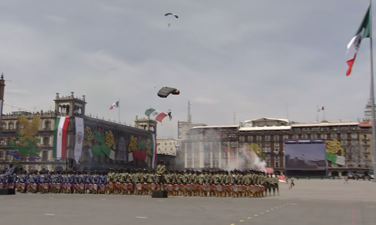 Paracaidistas y 99 aeronaves abren el desfile militar 2026 en el Zócalo