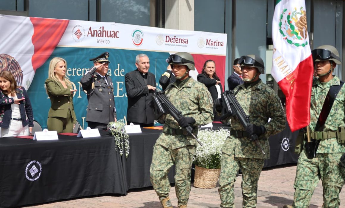 Abre Huixquilucan exposición militar con vehículos y binomios caninos