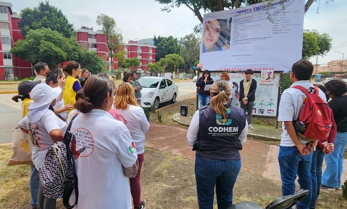Acompaña la Codhem a madres a pegar fichas de búsqueda en Tlalnepantla