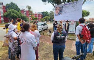 Acompaña la Codhem a madres a pegar fichas de búsqueda en Tlalnepantla