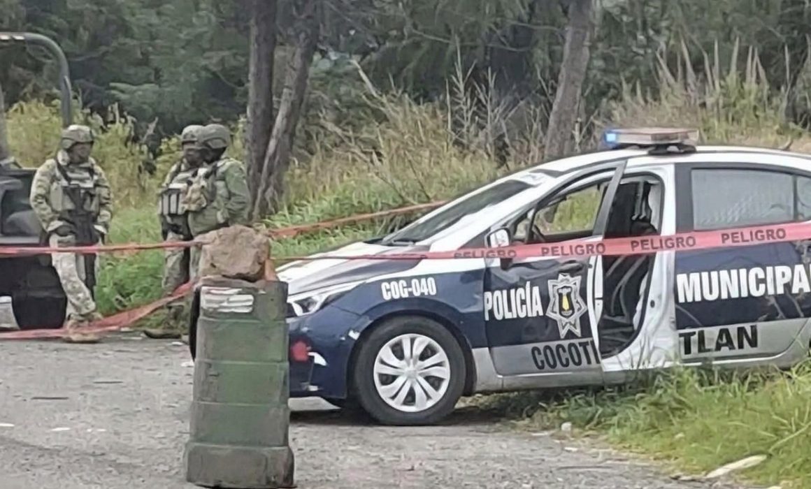 Acribillan patrulla en la México-Cuautla; hay 1 policía muerto y 1 herido
