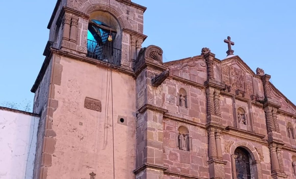 Acusan a Cura de Aculco de intentar vender las campanas de su parroquia
