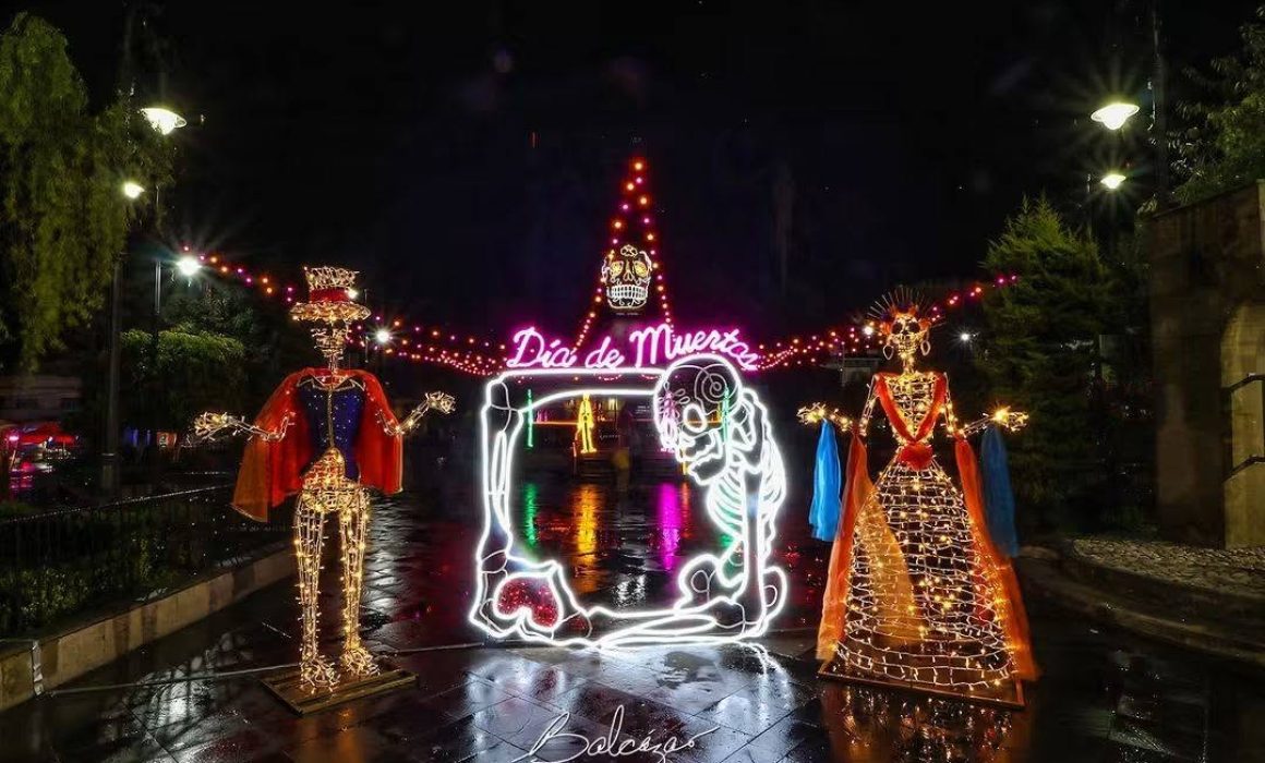 Adelanta Juchitepec el Día de Muertos con calles llenas de luz