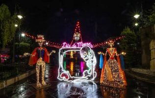 Adelanta Juchitepec el Día de Muertos con calles llenas de luz