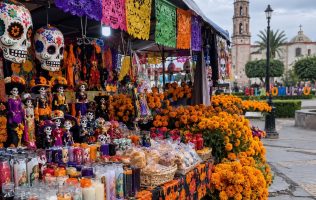 Adelantan comercios del Edomex venta de artículos para Día de Muertos