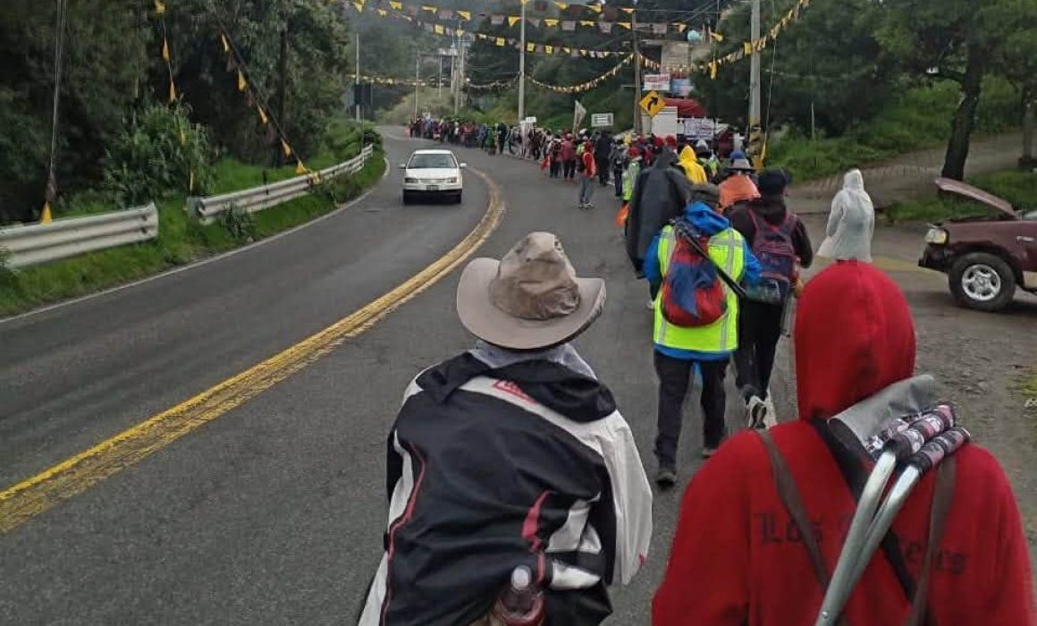Agradecen peregrinos sus cosechas con viaje en bicicleta al Tepeyac