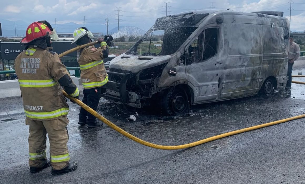 Arde ambulancia en Lerma mientras trasladaba a paciente
