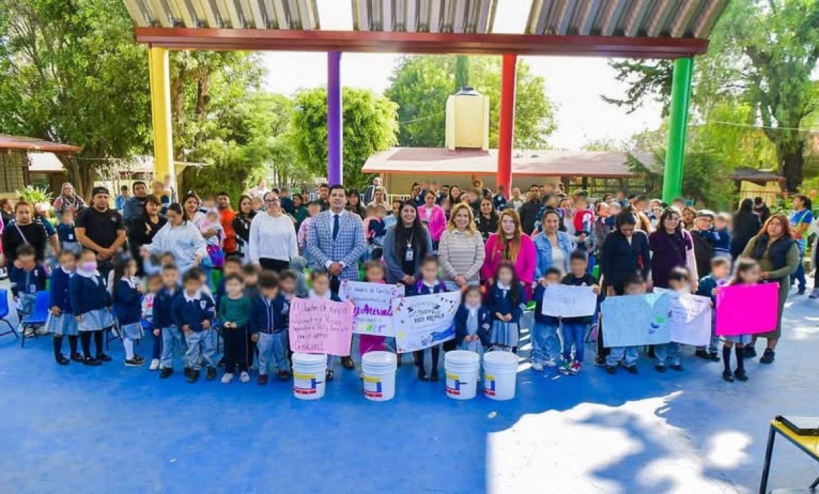 Atiende Atizapán a escuelas con aula digital y pintura para estudiantes