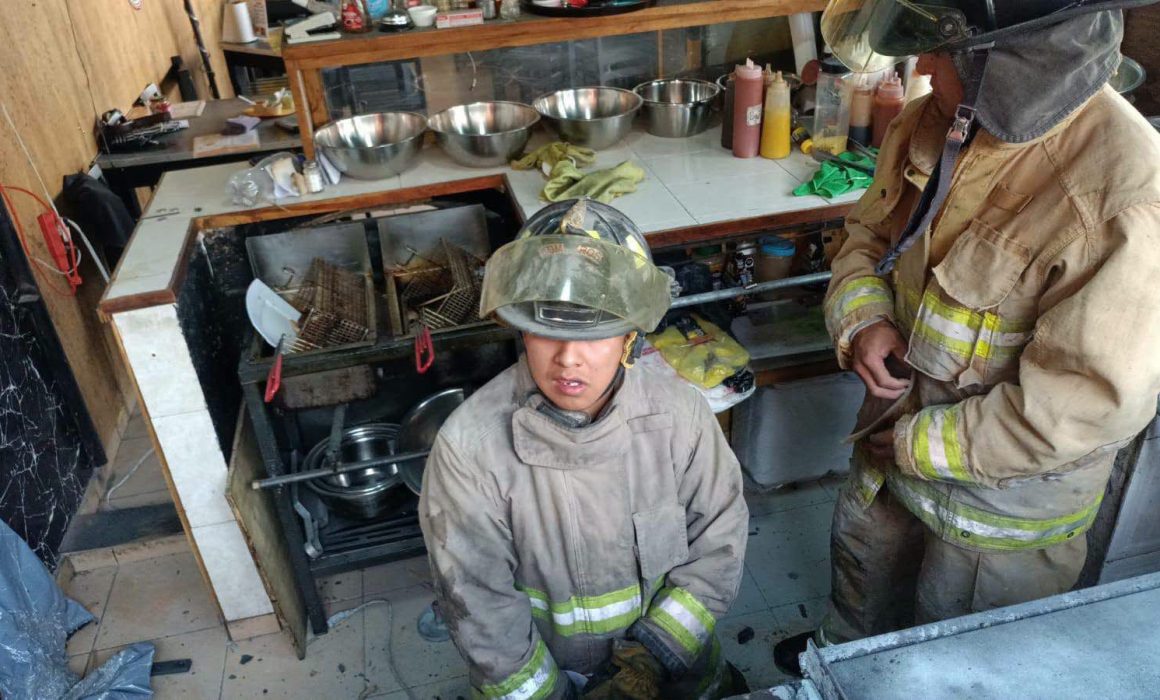 Atienden cuerpos de emergencia explosión por gas en Metepec