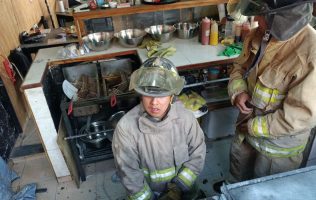 Atienden cuerpos de emergencia explosión por gas en Metepec