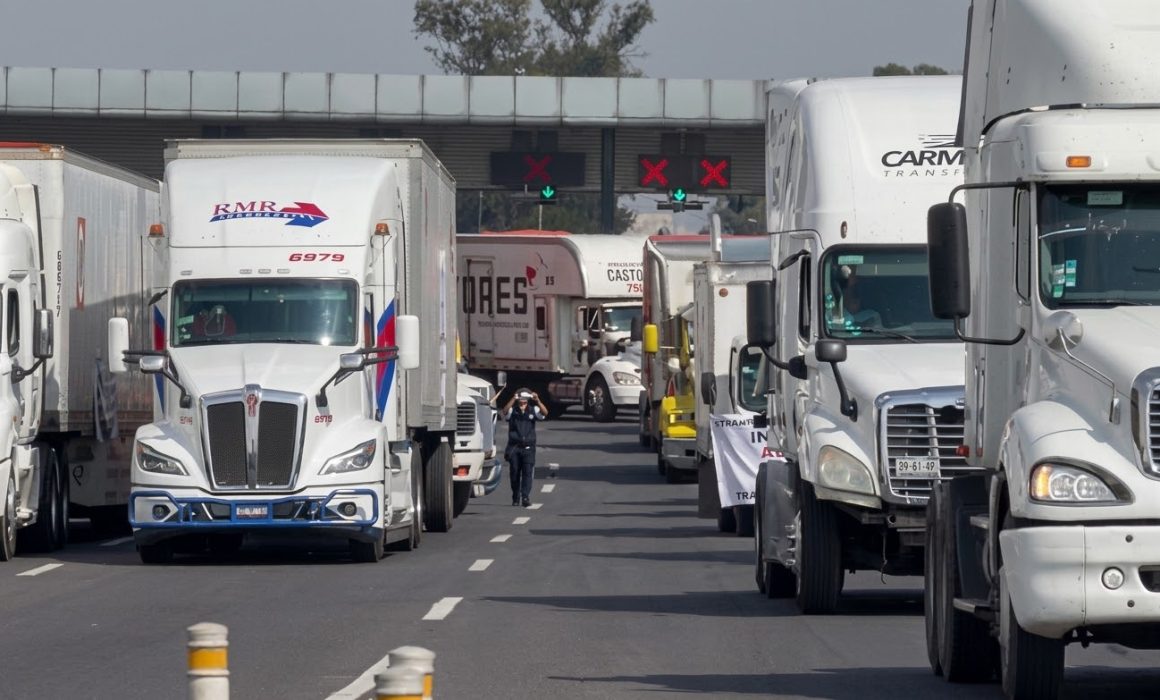 Avanzan transportistas de Tepotzotlán a CDMX por la México-Querétaro