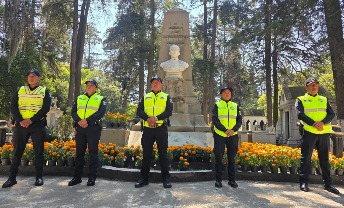 Blindan día y noche los 38 panteones de Toluca por el Día de Muertos