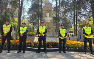 Blindan día y noche los 38 panteones de Toluca por el Día de Muertos