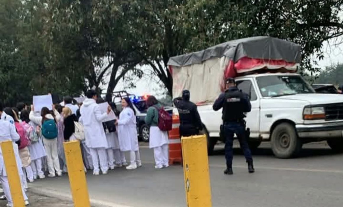 Bloquean alumnos de la UTECi la carretera Xalatlaco-La Marquesa