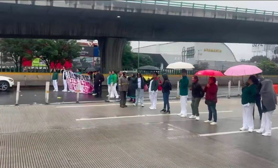 Bloquean enfermeros del IMSS Periférico Norte; demandan mayores salarios