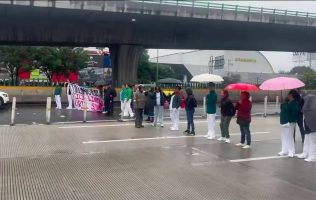 Bloquean enfermeros del IMSS Periférico Norte; demandan mayores salarios