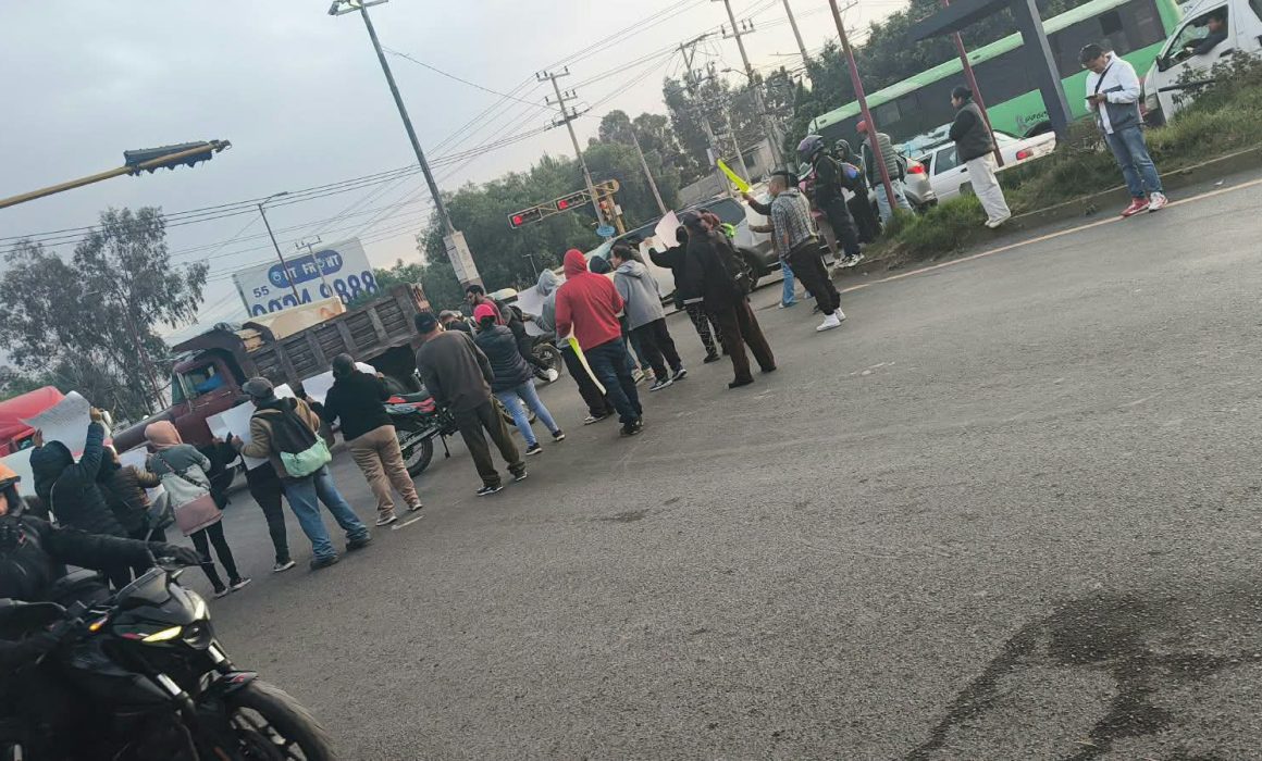 Bloquean la México-Texcoco por presunto despojo de terrenos en La Paz