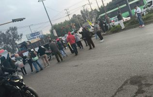 Bloquean la México-Texcoco por presunto despojo de terrenos en La Paz