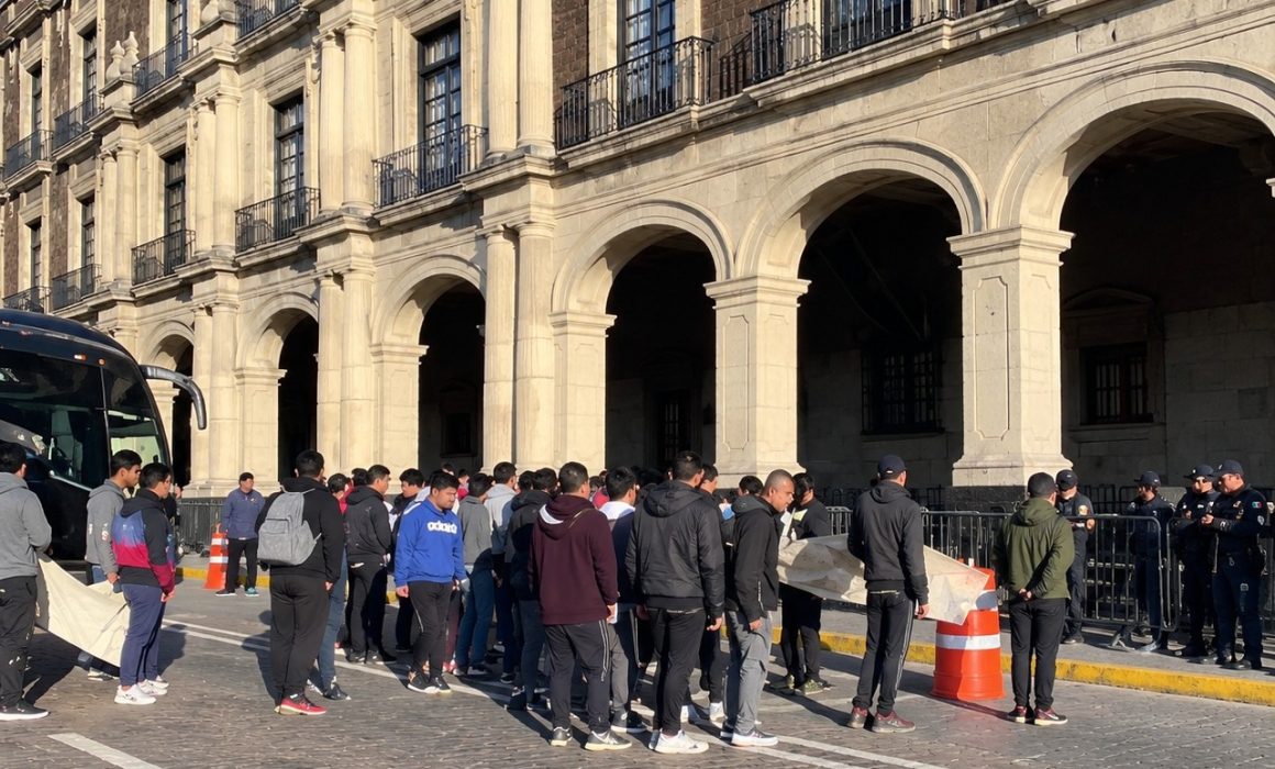 Bloquean normalistas avenida Lerdo en el centro de Toluca