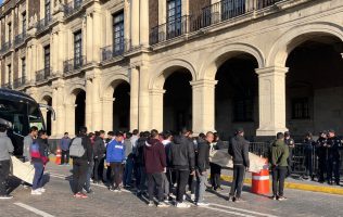 Bloquean normalistas avenida Lerdo en el centro de Toluca