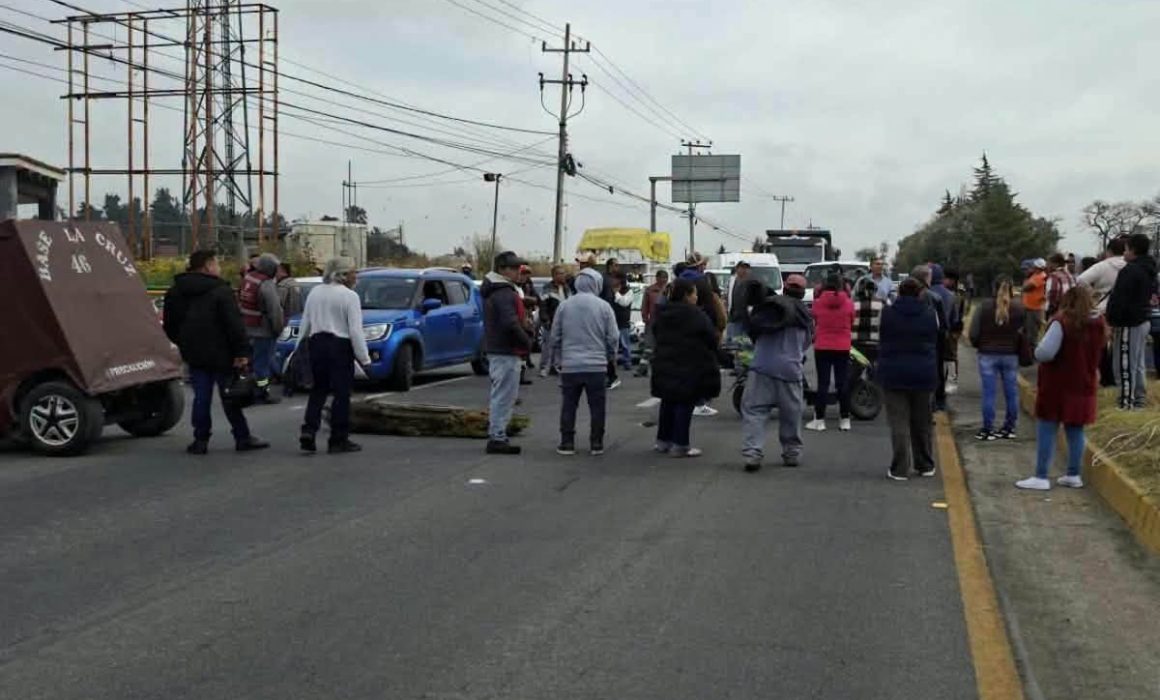 Bloquean vecinos la Toluca-Tenango por conflicto con feria patronal