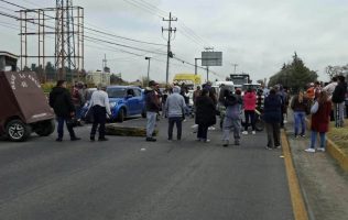 Bloquean vecinos la Toluca-Tenango por conflicto con feria patronal