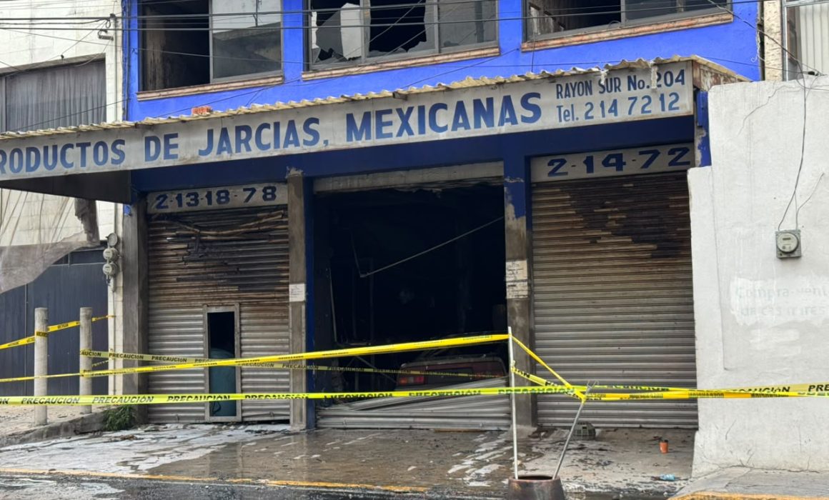 Brindan toluqueños apoyo a bomberos que combatieron incendio en tienda
